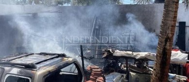 Arrasa con vivienda y carro incendio que inició en una palmera