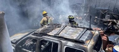 Arrasa con vivienda y carro incendio que inició en una palmera