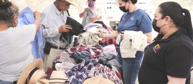 Entrega DIF La Paz 213 apoyos a los habitantes de Los Planes