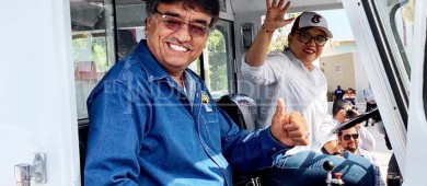 Dona Ayuntamiento de Los Cabos camión al H. Cuerpo de Bomberos de Comondú