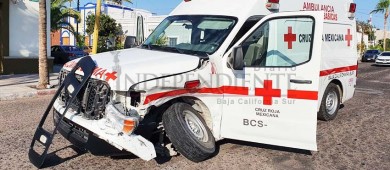 Chocan ambulancia contra un vehículo que no hizo alto
