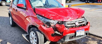 Chocan ambulancia contra un vehículo que no hizo alto