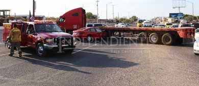 Chocan ambulancia contra un vehículo que no hizo alto