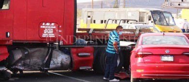 Chocan ambulancia contra un vehículo que no hizo alto