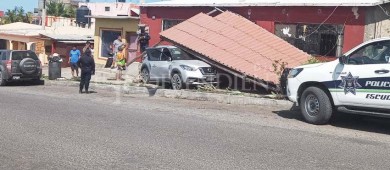 Se le botó el cambió y chocó su auto contra techumbre y vehículo en Todos Santos