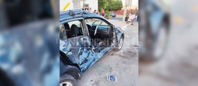 Dos lesionados graves en choque de dos carros y una moto