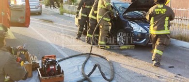 Dos lesionados graves en choque de dos carros y una moto