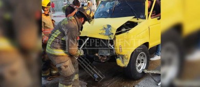 Dos lesionados graves en choque de dos carros y una moto