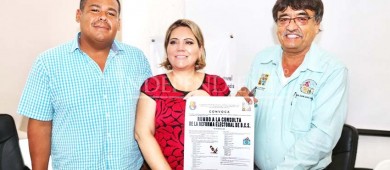 Recibe Leggs Castro convocatoria para Reforma electoral