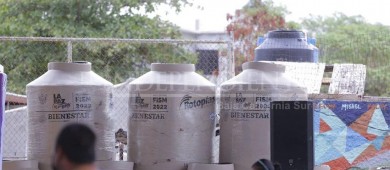 Invierte el Ayuntamiento La Paz en tinacos  y piso firme en beneficio de la población