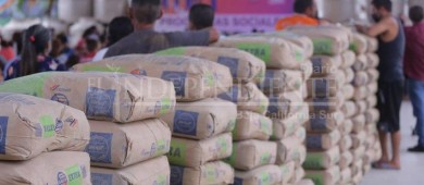 Invierte el Ayuntamiento La Paz en tinacos  y piso firme en beneficio de la población