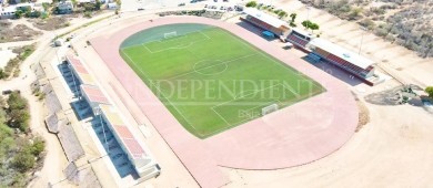 Verifica el alcalde Leggs Castro trabajos de remodelación en el estadio “Don Koll” de CSL
