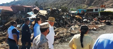 “No están solos”: recorre gobernador zona afectada por incendio en Santa Rosalía