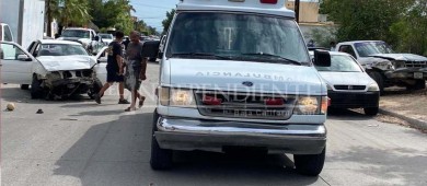 Cinco carros involucrados en choque en La Paz