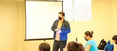 Estudiantes de UABCS Los Cabos reciben charla por el actor mexicano Enoc Leaño