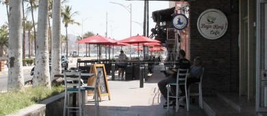 Será obligatorio para bares de La Paz tener policías en la entrada