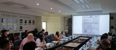 Será obligatorio para bares de La Paz tener policías en la entrada