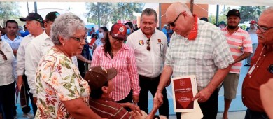 En gira de trabajo, el gobernador entregó apoyos a productores del mar en Comondú
