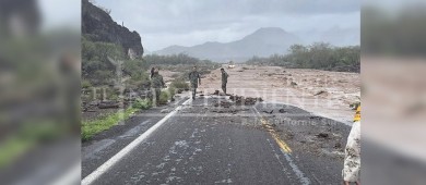 Rescatan a pasajeros de autobús atrapado en Loreto; choferes no quisieron bajar