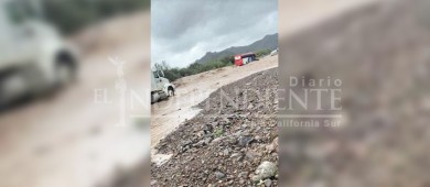 Rescatan a pasajeros de autobús atrapado en Loreto; choferes no quisieron bajar