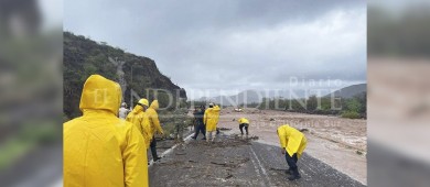 Rescatan a pasajeros de autobús atrapado en Loreto; choferes no quisieron bajar