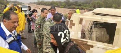 Rescatan a pasajeros de autobús atrapado en Loreto; choferes no quisieron bajar