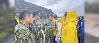 Rescatan a pasajeros de autobús atrapado en Loreto; choferes no quisieron bajar