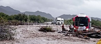 Rescatan a pasajeros de autobús atrapado en Loreto; choferes no quisieron bajar
