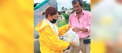 Durante la temporada de lluvias, DIF Los Cabos lleva alimentos calientes hasta los hogares de las personas adultas mayores que asisten a las Casas de Día