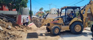 Dirección de Obras Públicas atiende oportunamente la reparación de una barda perimetral que colapsó en la escuela primaria Vicente V. Ibarra