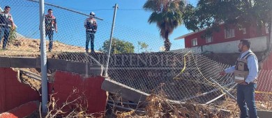 Dirección de Obras Públicas atiende oportunamente la reparación de una barda perimetral que colapsó en la escuela primaria Vicente V. Ibarra