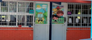 Padres de familia, cierran primaria Cota Moreno, mientras denuncian hostigamiento