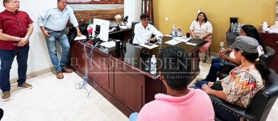 Alcalde Oscar Leggs Castro informa a vecinos de la Colonia Unida López Obrador que no existe notificación de desalojo