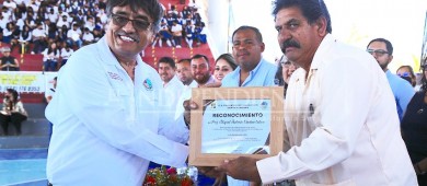 Con emotivo homenaje reconocen trayectoria del maestro Miguel Antonio Olachea Ochoa