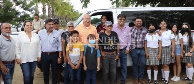 Gobernador entregó camioneta escolar en subdelegación de “Las Casitas”, en Los Cabos
