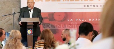 Reconoce Castro Cosío, labor de los médicos y las médicas en Baja California Sur