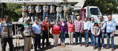 Entrega Alcaldesa grúa y herramientas a personal operativo de OOMSAPAS La Paz