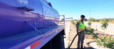 Campos deportivos, parques y bulevares de La Paz son regados con la pipa púrpura