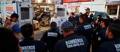 Bomberos de Todos Santos recibieron donación de una ambulancia