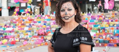 Docentes convierten Palacio de Gobierno en "altar de muertos"