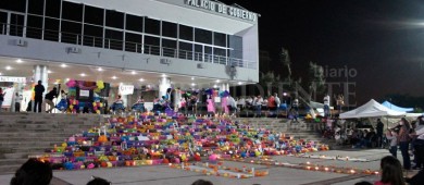 Docentes convierten Palacio de Gobierno en "altar de muertos"