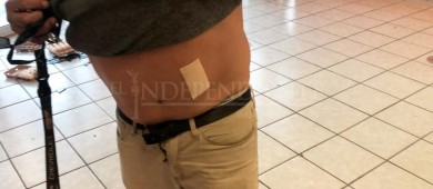 Entre vidrios y puerta rota protestan en el SNTE; hubo un lesionado