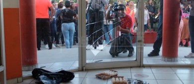 Entre vidrios y puerta rota protestan en el SNTE; hubo un lesionado