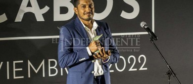 Recibe Tenoch Huerta premio "Sin Fronteras", en el Festival Internacional de Cine Los Cabos