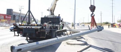 Personal de Seguridad Pública de Los Cabos repara el semáforo situado frente al Cecyte 07 en San Bernabé