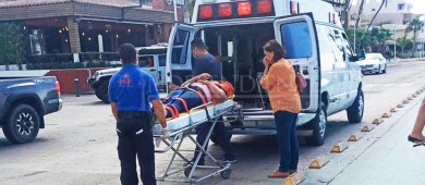 Mientras paseaba, jovencita de 11 años cae a empedrado del malecón de La Paz