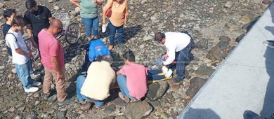 Mientras paseaba, jovencita de 11 años cae a empedrado del malecón de La Paz