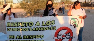 Protestan maestros en informe de senador de Morena