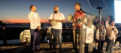 Protestan maestros en informe de senador de Morena