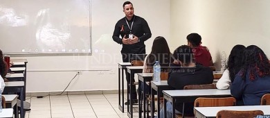 Reciben estudiantes de preparatoria pláticas sobre violencia de género en el noviazgo